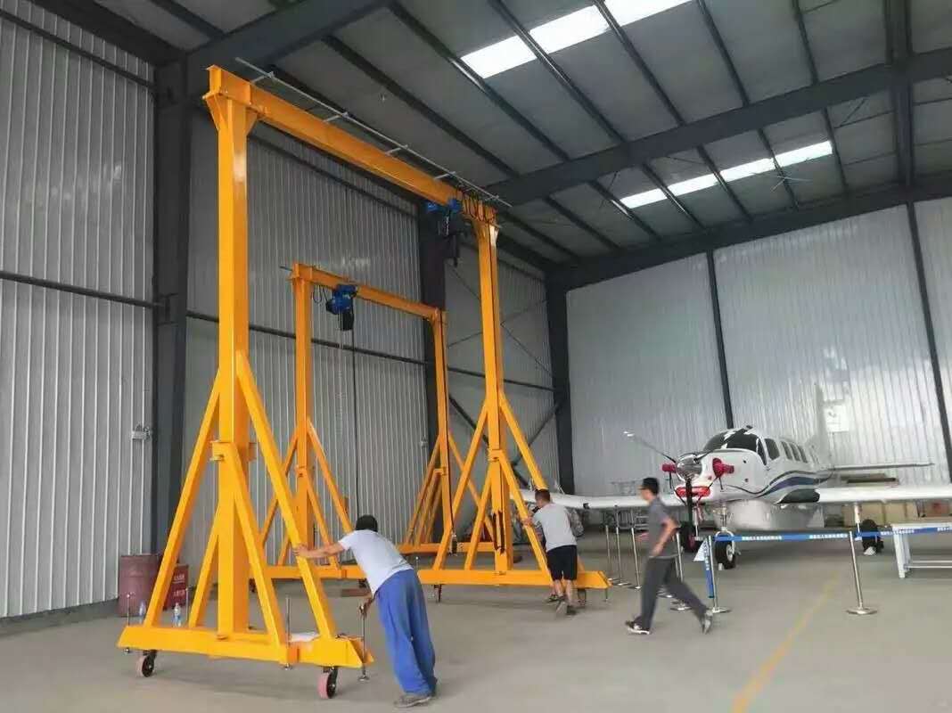 豪鋼起重機(jī)為私人飛行俱樂(lè)部制造的小飛機(jī)維修用起重機(jī)